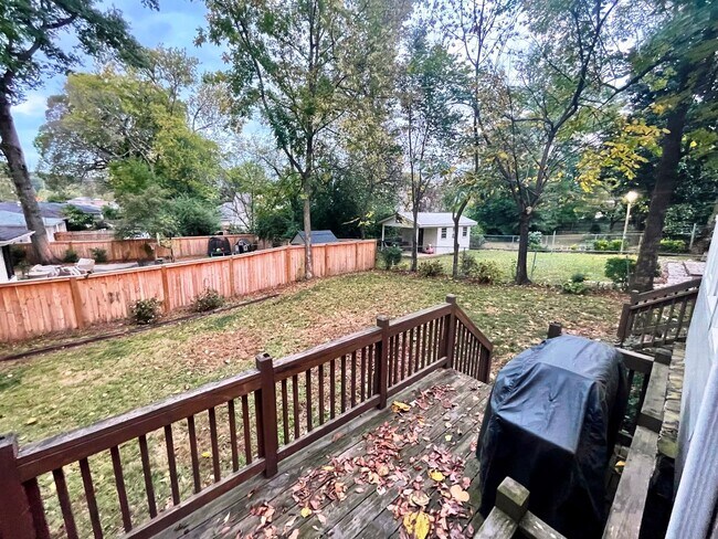 Building Photo - Updated 3 BR/ 2 BA home on Roseland Drive ...