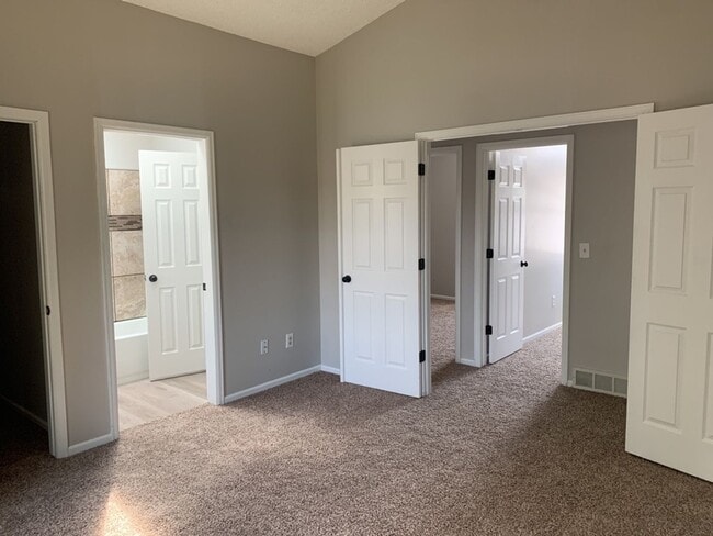 Building Photo - Spacious Tri-Level Home in Southwest Ft. C...