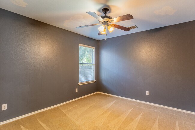 Building Photo - 8914 Walnut Springs