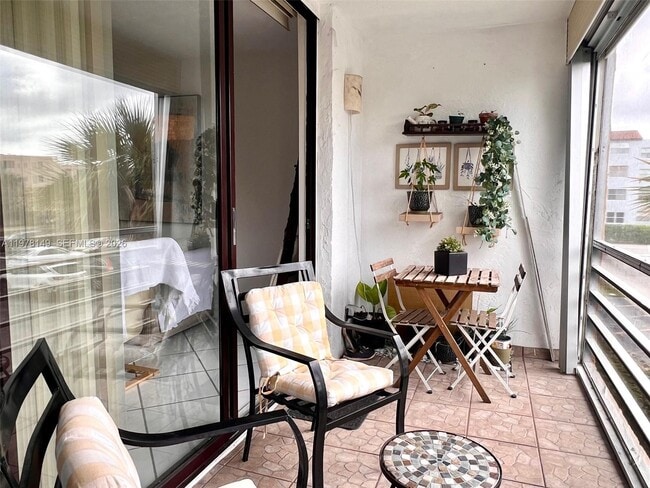 Building Photo - 2811 Somerset Dr