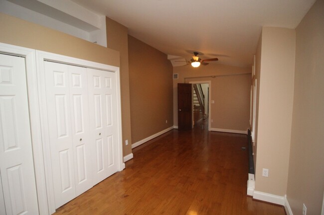 Building Photo - Exceptional Upper Fells 2bd/2ba End Rowhom...