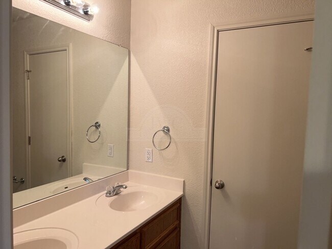 Building Photo - 1500 Justin Lp