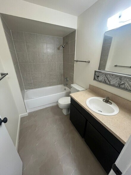 Building Photo - 1006 W Emerson St