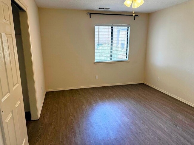 Building Photo - 2900 Vista Del Rey NE
