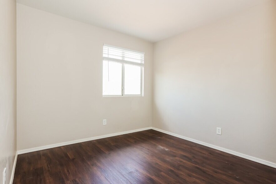 Building Photo - 12005 W Corrine Dr