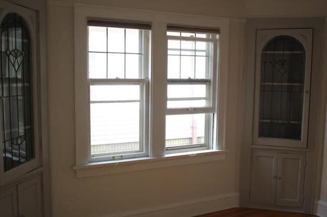 Building Photo - 1614 E Newton Ave