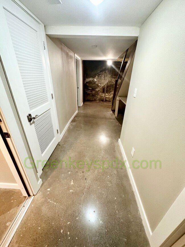 Building Photo - Huge Gorgeous 5 Bedroom 4 Bath Unit in SW ...