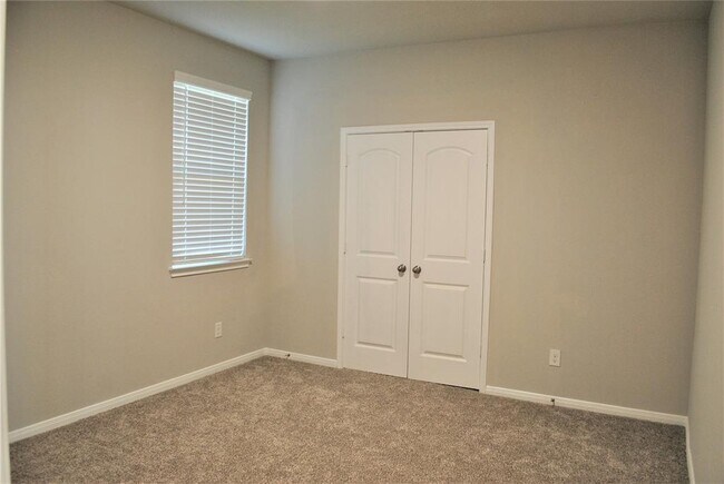 Building Photo - 14131 Lake Lodge Dr