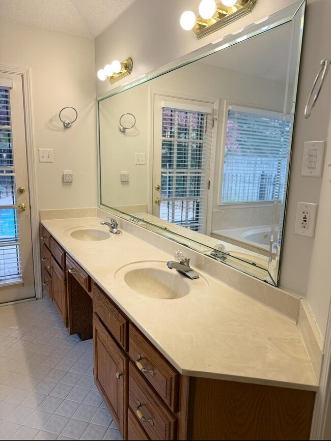 Building Photo - 6700 Kirby Oaks Cove N