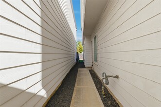 Building Photo - 819 W 19th St