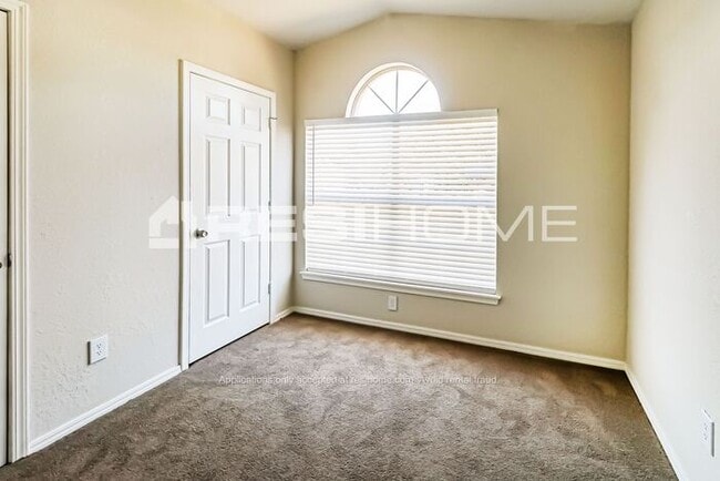 Building Photo - 3037 Pinecrest St
