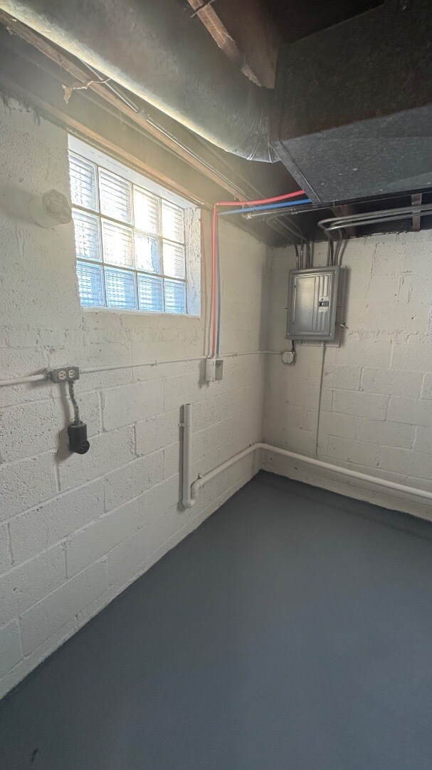 Building Photo - 2162 Vermont St