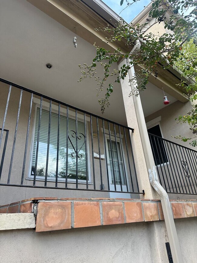 Building Photo - 2 BED | 2 BATH | GATED BACKYARD | THOMAS S...