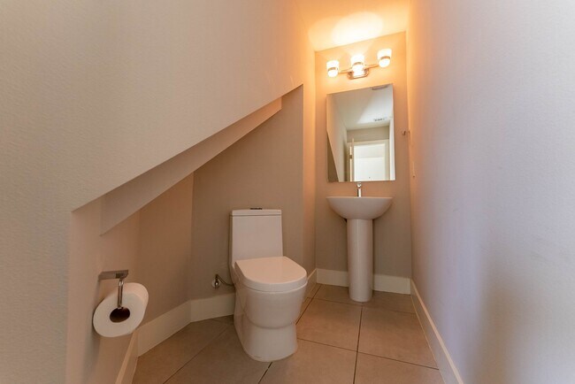 Building Photo - Discover the Ultimate in South Austin Living at Skybridge Lofts - Modern 2 Bedroom, 2.5 Bathroom ...