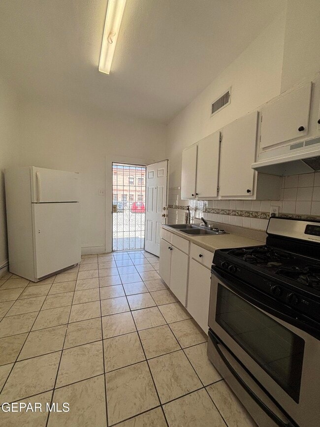 Building Photo - 1407 E San Antonio Ave