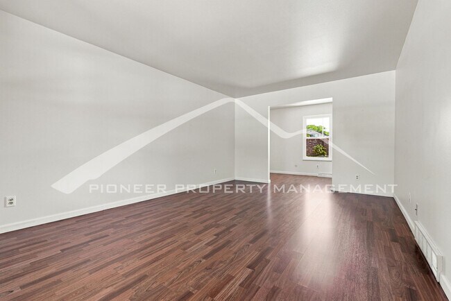 Building Photo - Single Family Home with 2 Car Garage and Central Air!