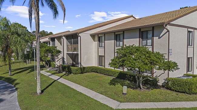 Building Photo - 2025 SW Silver Pine Way