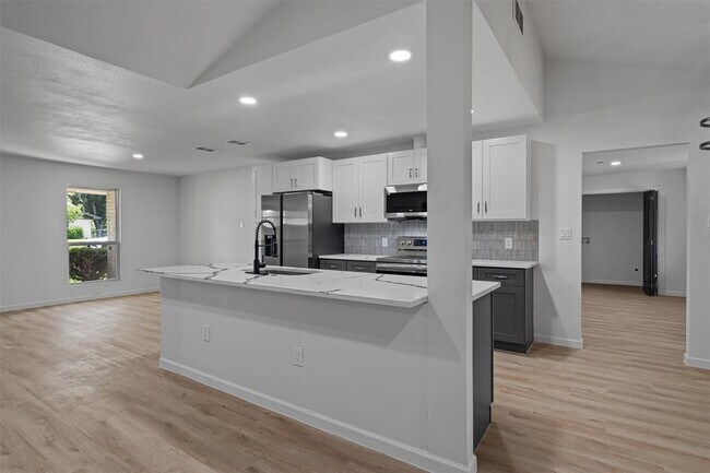 Building Photo - 1700 Deep Wood Dr