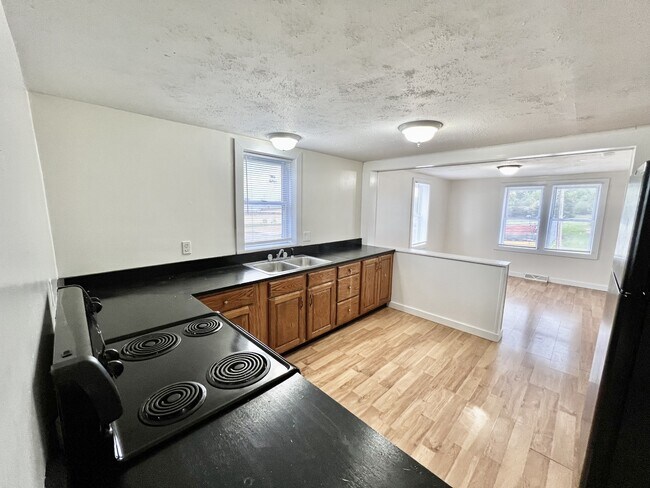 Building Photo - 907 N Maple St