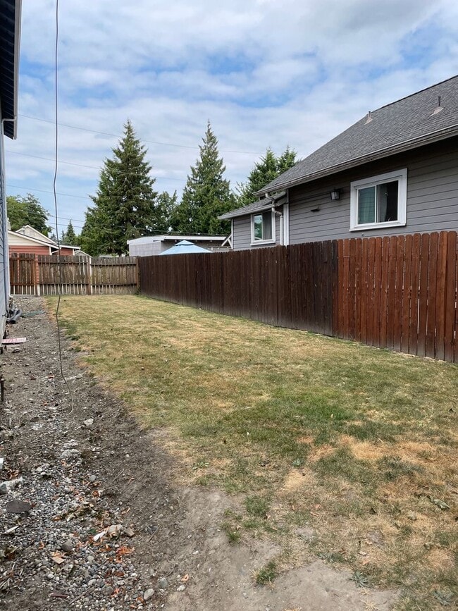 Building Photo - Ground Floor - Fully Remodeled 1 BD/ 1 BA!!