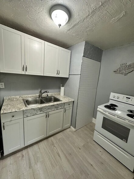 Building Photo - 827 N Oleander Ave