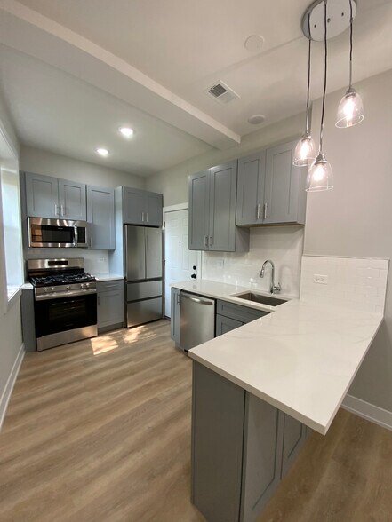 Building Photo - 423 W Belden Ave