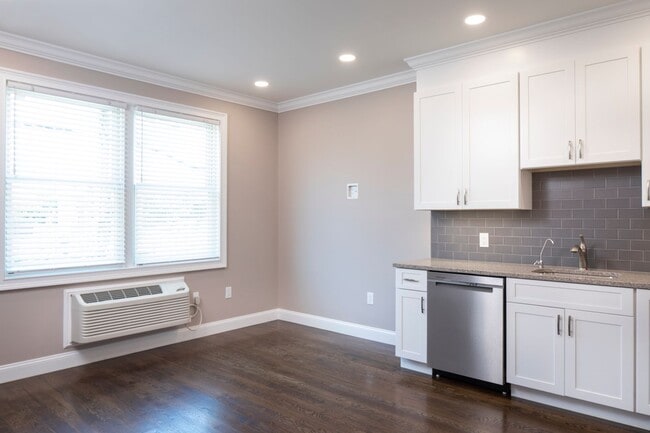 Interior Photo - North Washington Square @ Hickory: In-Unit...
