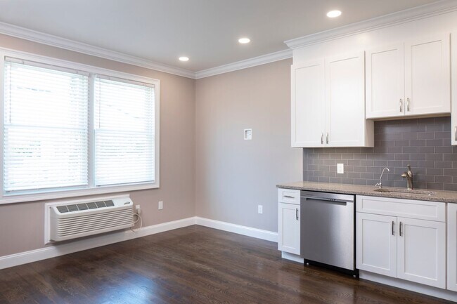 Interior Photo - North Washington Square @ Hickory: In-Unit Washer & Dryer, Cold Water, Fitness Center, Sauna, Bar...