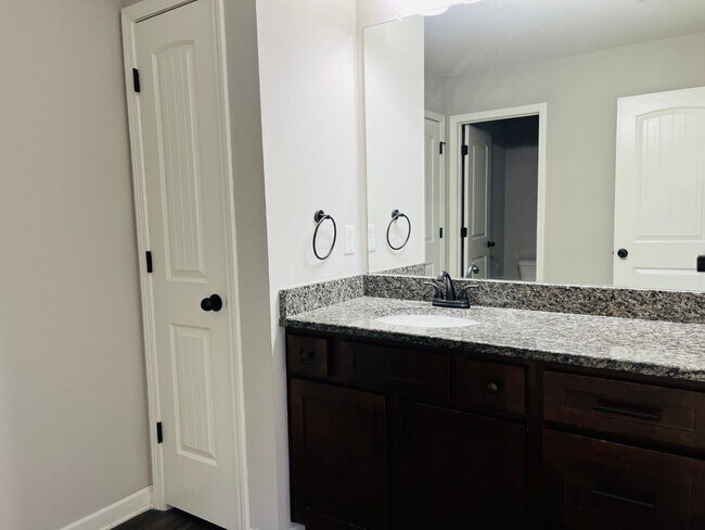 Building Photo - WOW! 5 bed, 4 full baths, brick exterior, ...