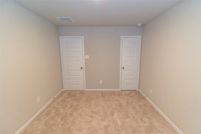 Building Photo - 2221 Middle Rdg Dr