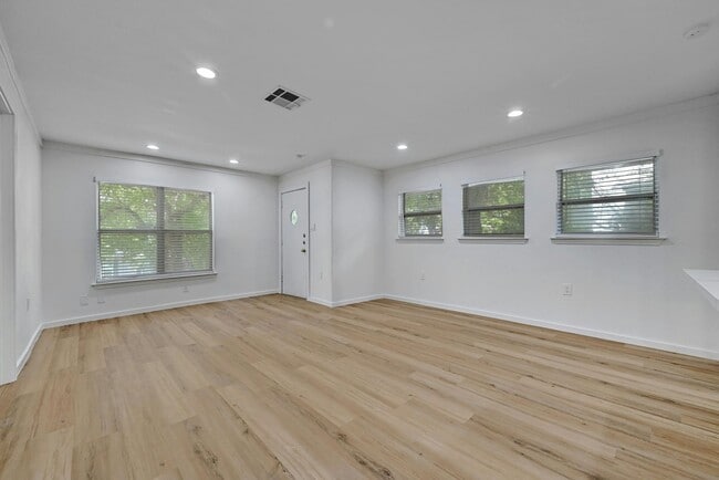 Building Photo - 1913 David St