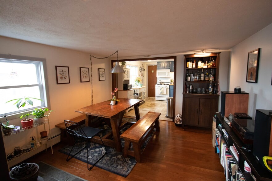Building Photo - 62 Thorndike St