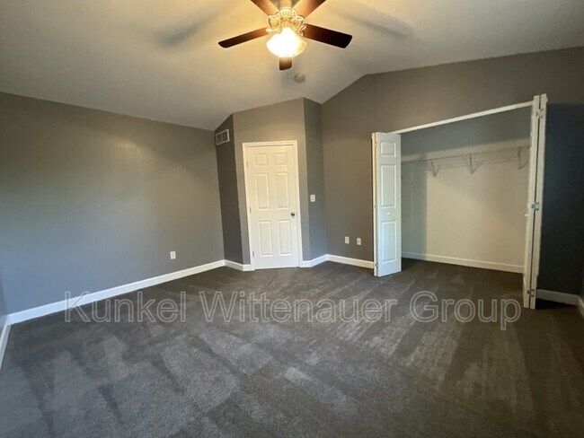 Building Photo - 704 Fountain View Dr