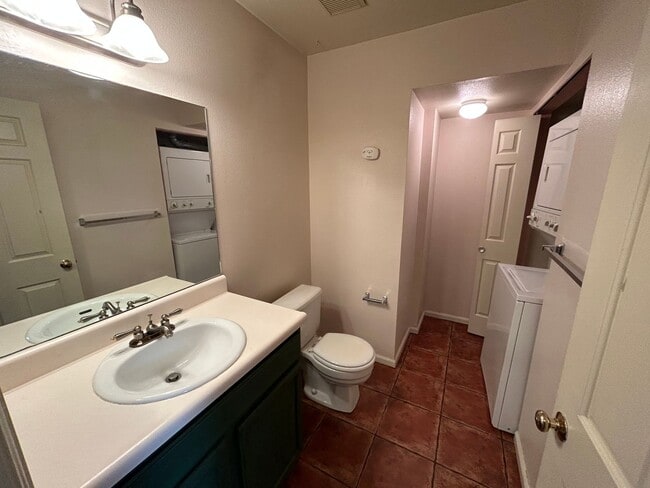 Building Photo - 2 Bed/ 1.5 Bath Home