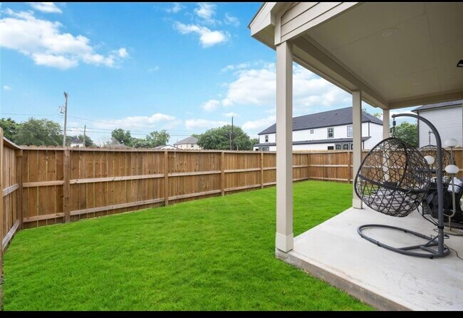 Building Photo - 4614 Redbud St