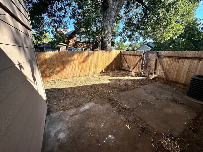 Building Photo - 1715 N Villa Ave