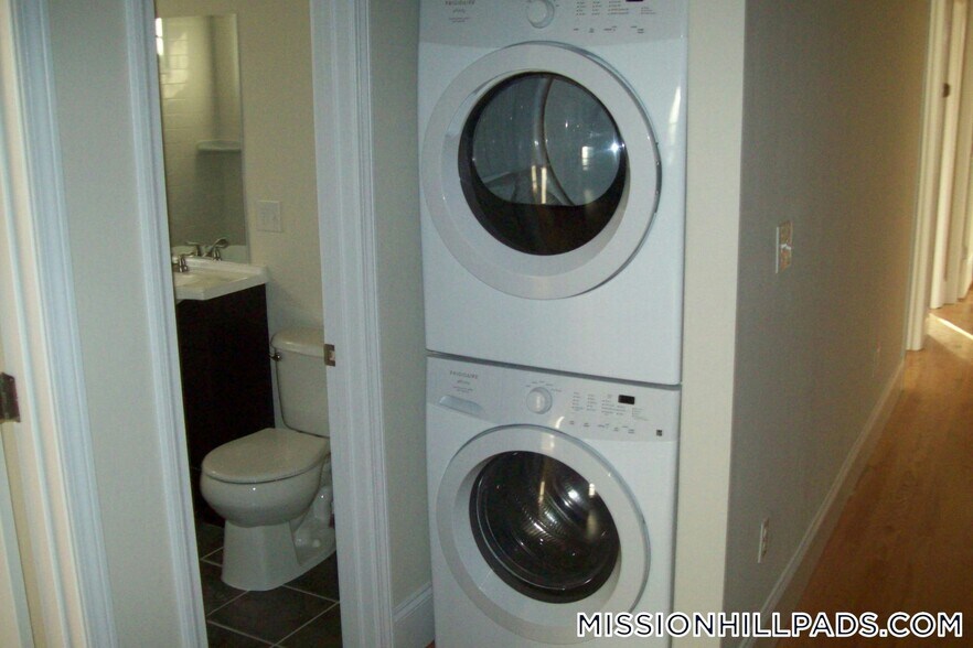 Building Photo - 14 Parker Hill Ave