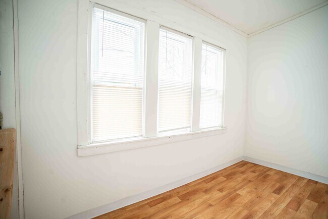 Building Photo - 10918 S Vernon Ave