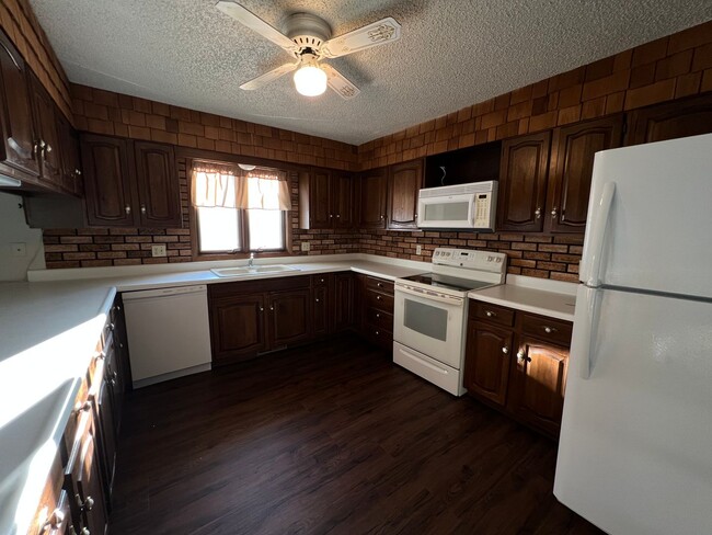 Building Photo - Beautiful Spacious 3 Bedroom, 2.5 Bath Hom...