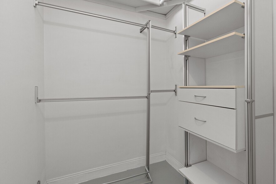 Building Photo - 6533 E Jefferson Ave