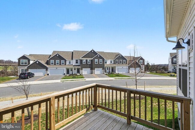 Building Photo - 7884 Oakbrook Dr