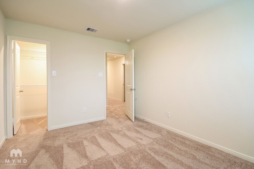 Building Photo - 556 Solomon Ln
