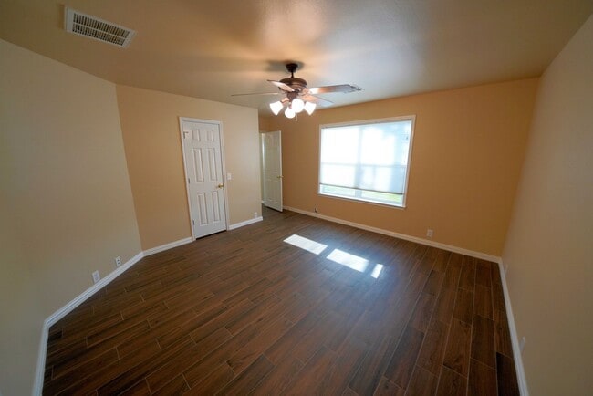 Building Photo - Immaculately upgraded and maintained home now available in Cibolo! Realtor Commission: $550