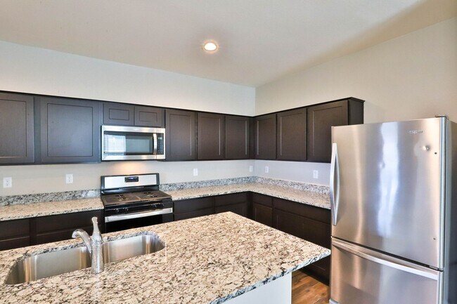 Building Photo - Spacious 4 bed 3 bath