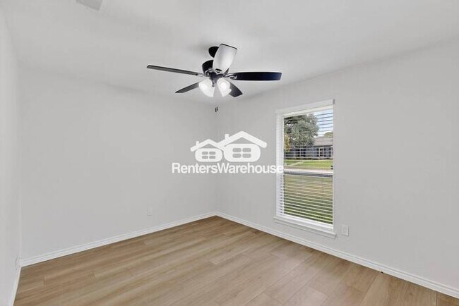 Building Photo - MOVE IN READY COMPLETELY UPDATED - 3BED/2B...