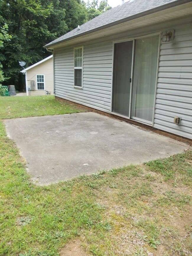 Building Photo - Nice 3 Bed, 2 Bath Ranch home in Hemby Woo...