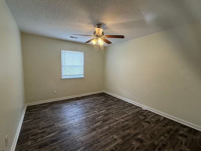 Building Photo - Nice 2 bedroom, 1.5 Townhouse