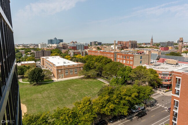 Building Photo - 1309 N Wells St