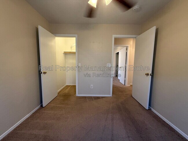 Building Photo - 1813 S 63rd Dr
