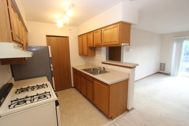 Building Photo - 727 Elm Ln
